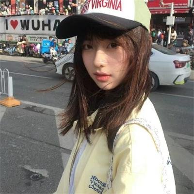 给小酒馆女子喝高杯酒